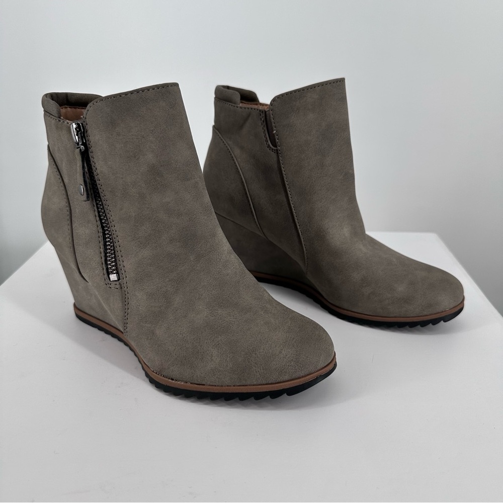 SOUL Naturalizer Haley Wedge Ankle Bootie in Grey Faux Leather size 5.5